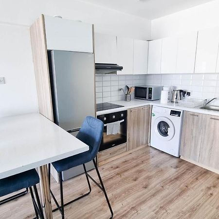 Modern Retreat: 2Br Stylish Apt With Comfy Rooms! Smart Tv With 200Mbps Internet Lárnaka Eksteriør bilde